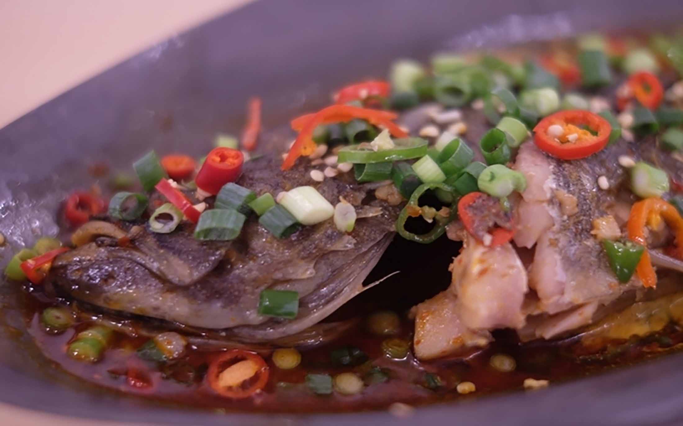 夏期の『香辣魚』は、カサゴの仲間の海水魚ソイを使用(2,300円~3,500円 ※魚の種類や大きさによって変動)