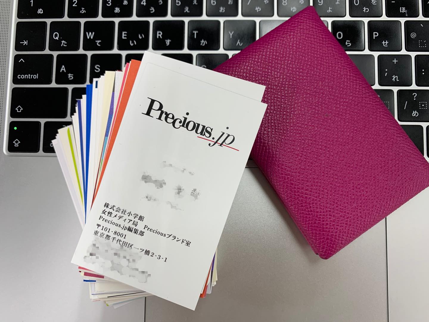 あっという間に増えていく名刺。いただいてすぐに整理する習慣をつけて。