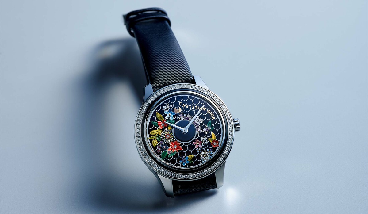 ディオール」レースと花々を描いた繊細な刺繍モチーフが優雅に揺れ動く