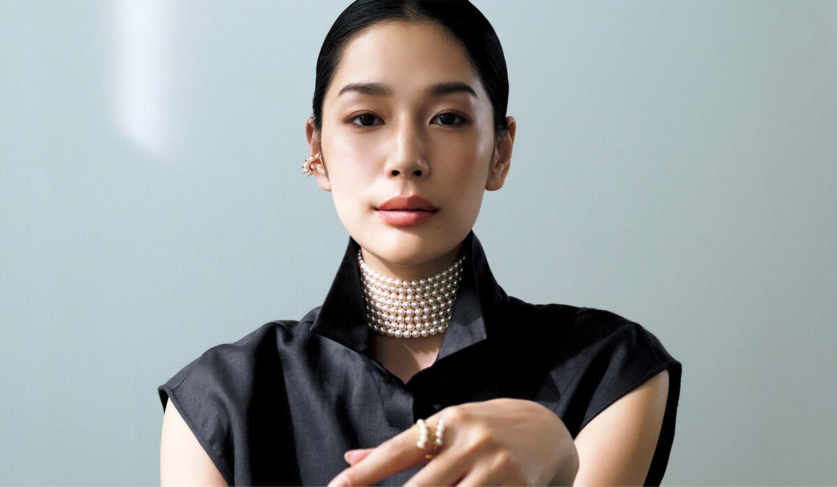 C*y様 TASAKI パールネックレス　詳細不明 TASAKI」パールネックレスをチョーカーのように纏って【シャツスタイル
