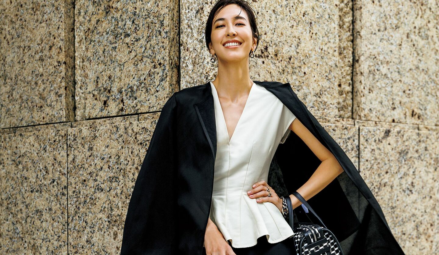 「MIKAKO NAKAMURA」のジャケットを肩掛けしたモデルの立野リカさん