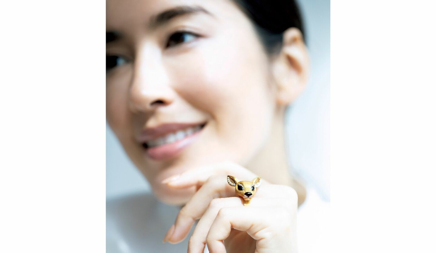 「ブシュロン」のリング『ナラ ラ ビッシュ』を着用したモデルの手元