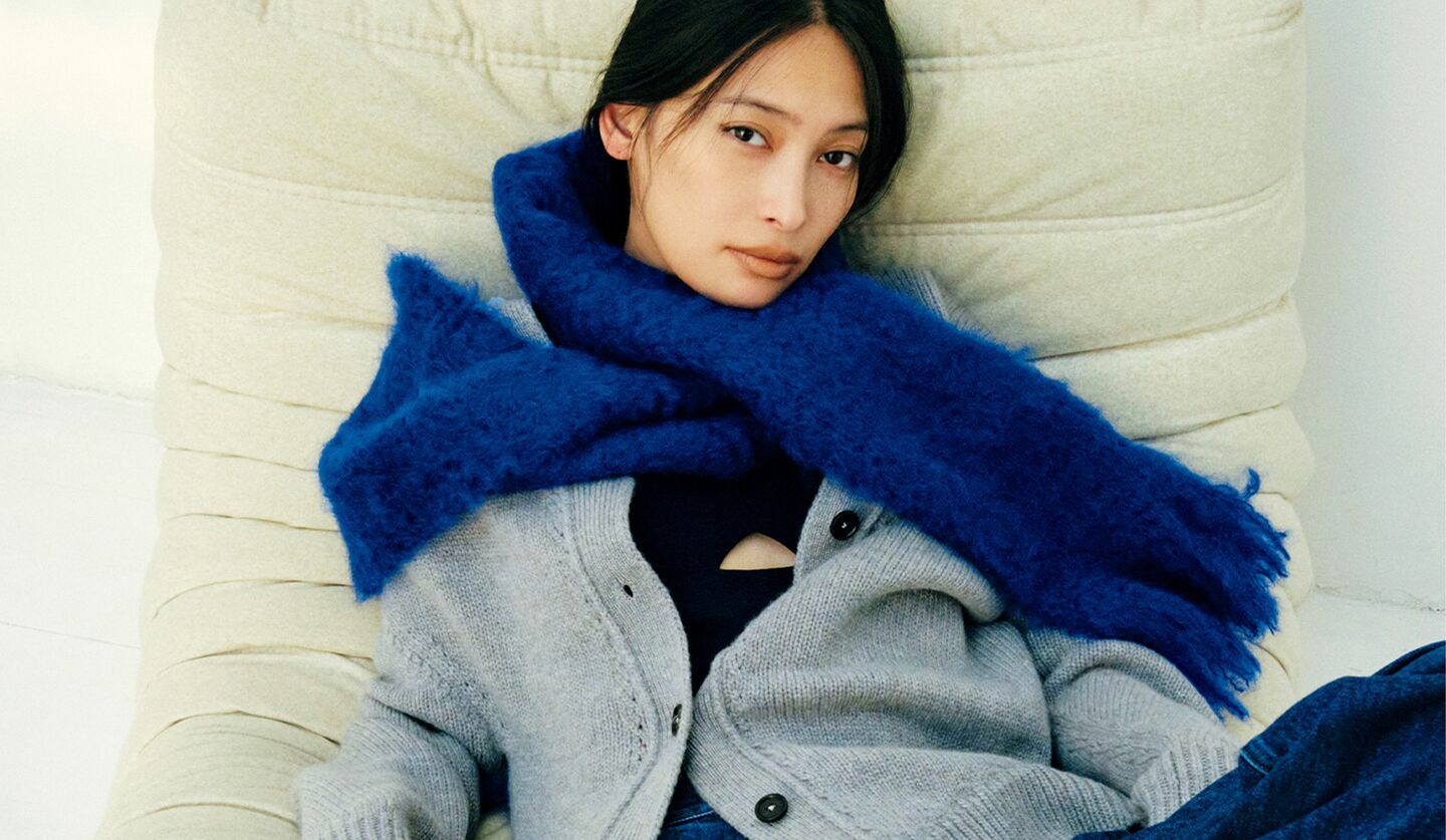 「ジル サンダー」のウエアを着用したモデルの大政 絢さん