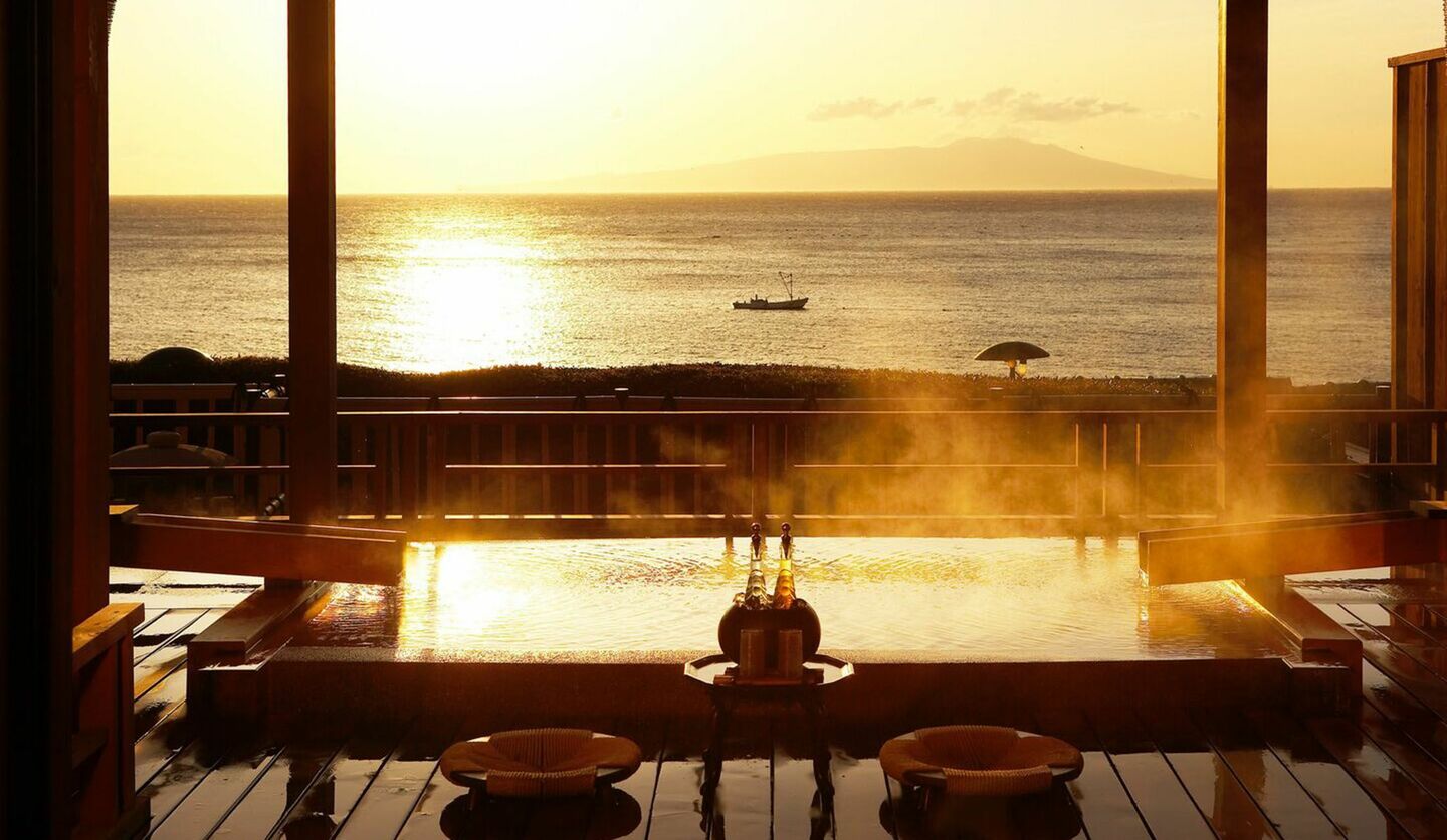 静岡・伊豆半島東海岸の老舗旅館「望水」のプライベートガゼボ「波まくら」からの眺め