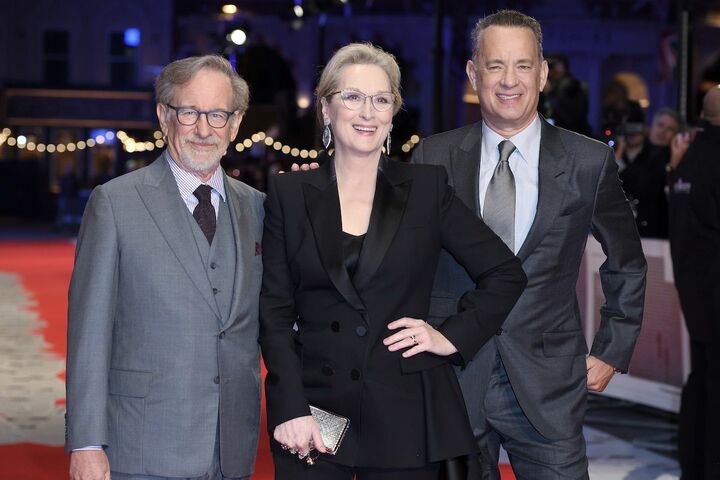 監督のスティーヴン・スピルバーグ（左）、共演のトム・ハンクス（右）と。