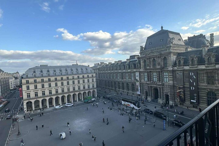 ゲストルームからの景色。右はルーブル美術館、左はこの秋に開館したカルティエ現代美術財団。