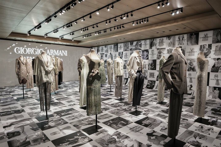 アルマーニ／銀座タワーにて開催中の展示「ARMANI/Archivio」の4階写真