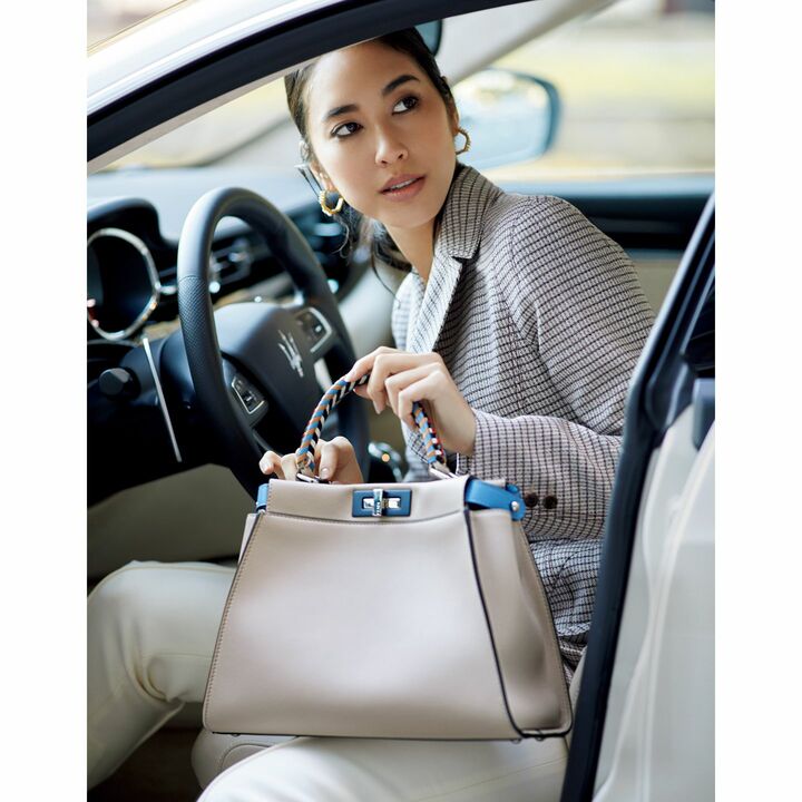 バッグ［縦26×横33×マチ12cm］￥516,000・ジャケット￥390,000・パンツ￥135,000・ピアス￥47,000（フェンディ ジャパン）