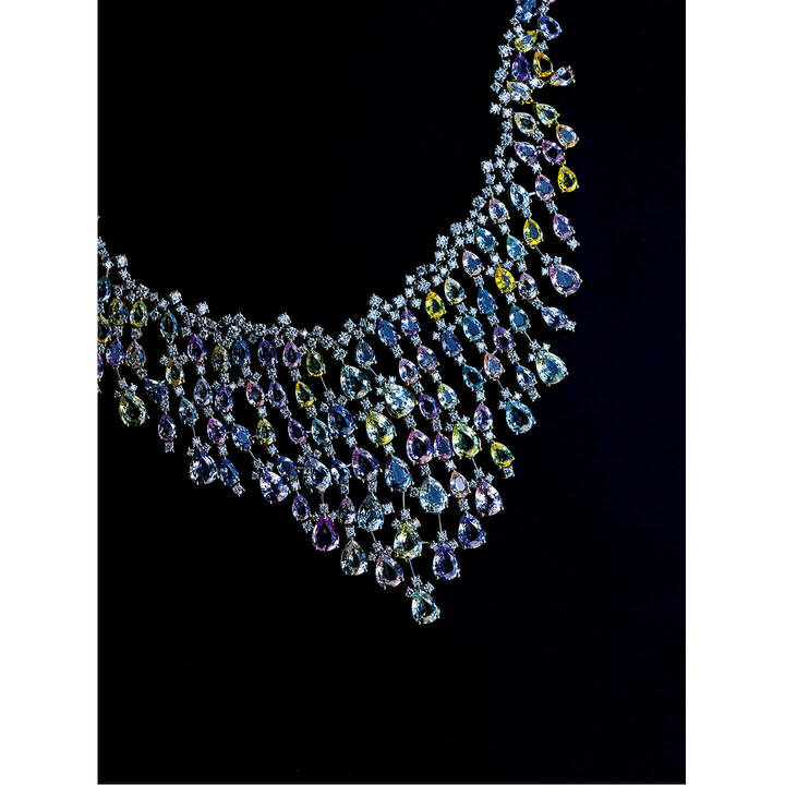 『レインボー』ネックレス[イエローゴールド×ホワイトゴールド×ピンクゴールド×ダイヤモンド（計9.07カラット）×サファイア（計105.68カラット）]￥14,410,000（ダミアーニ 銀座タワー）