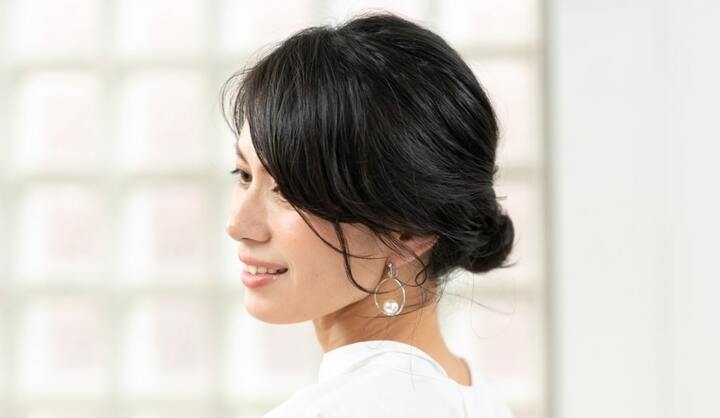 定番のお団子ヘアも、さりげなく見えるコームで上級者の装いへ!