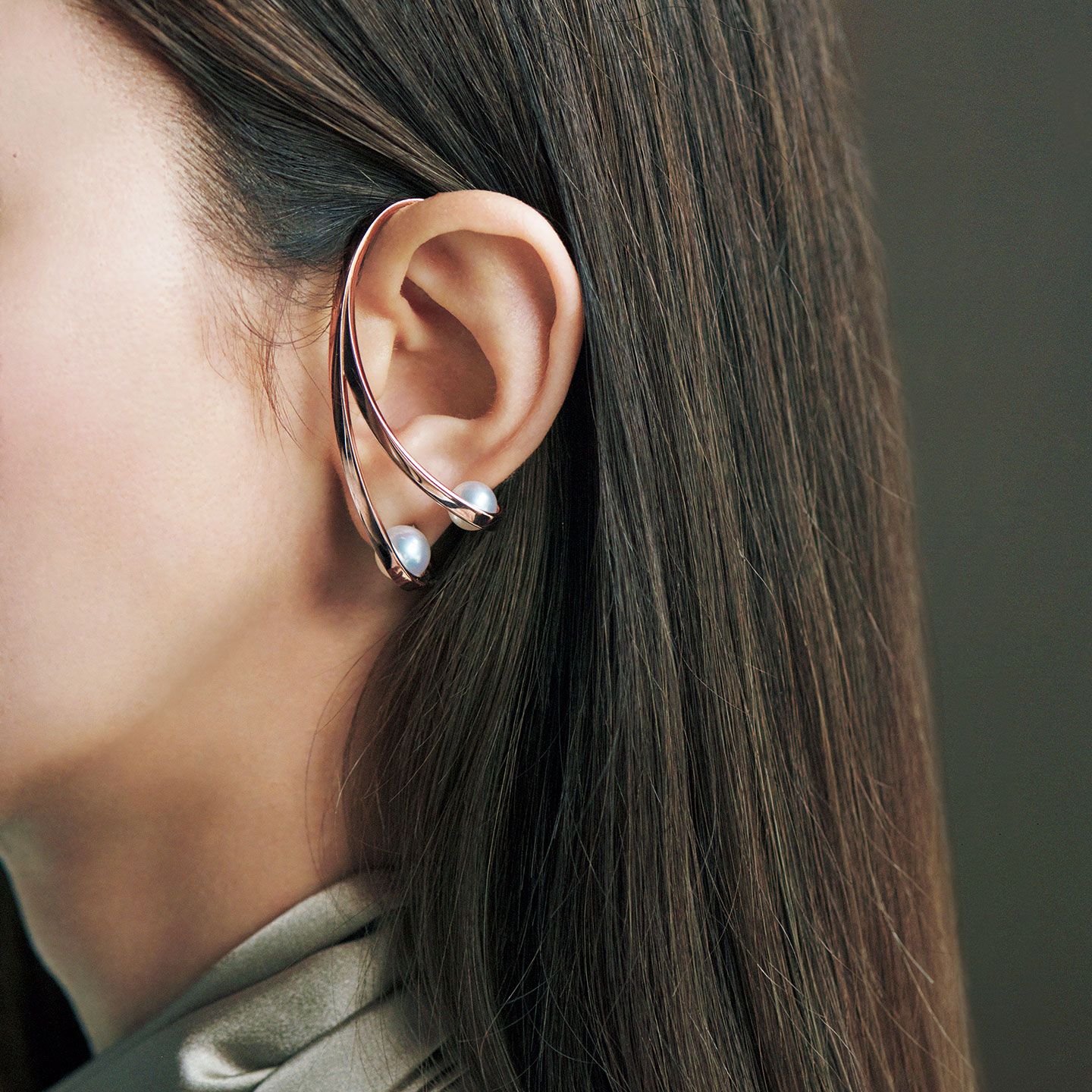 イヤリング『オーロラ』¥1,100,000【SAKURA ゴールド×あこや真珠、両耳価格】(TASAKI〈TASAKI Atelier〉) ブラウス¥49,000(チェルキ〈ソフィエ〉)