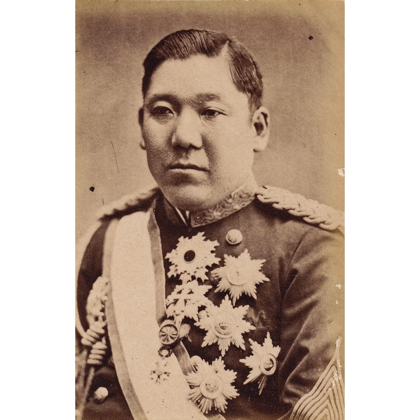 従兄弟の大山 巌。陸軍軍人、政治家として活躍。肖像画の顔の輪郭や口元のモデルとなった。 ©️桜堂/アフロ