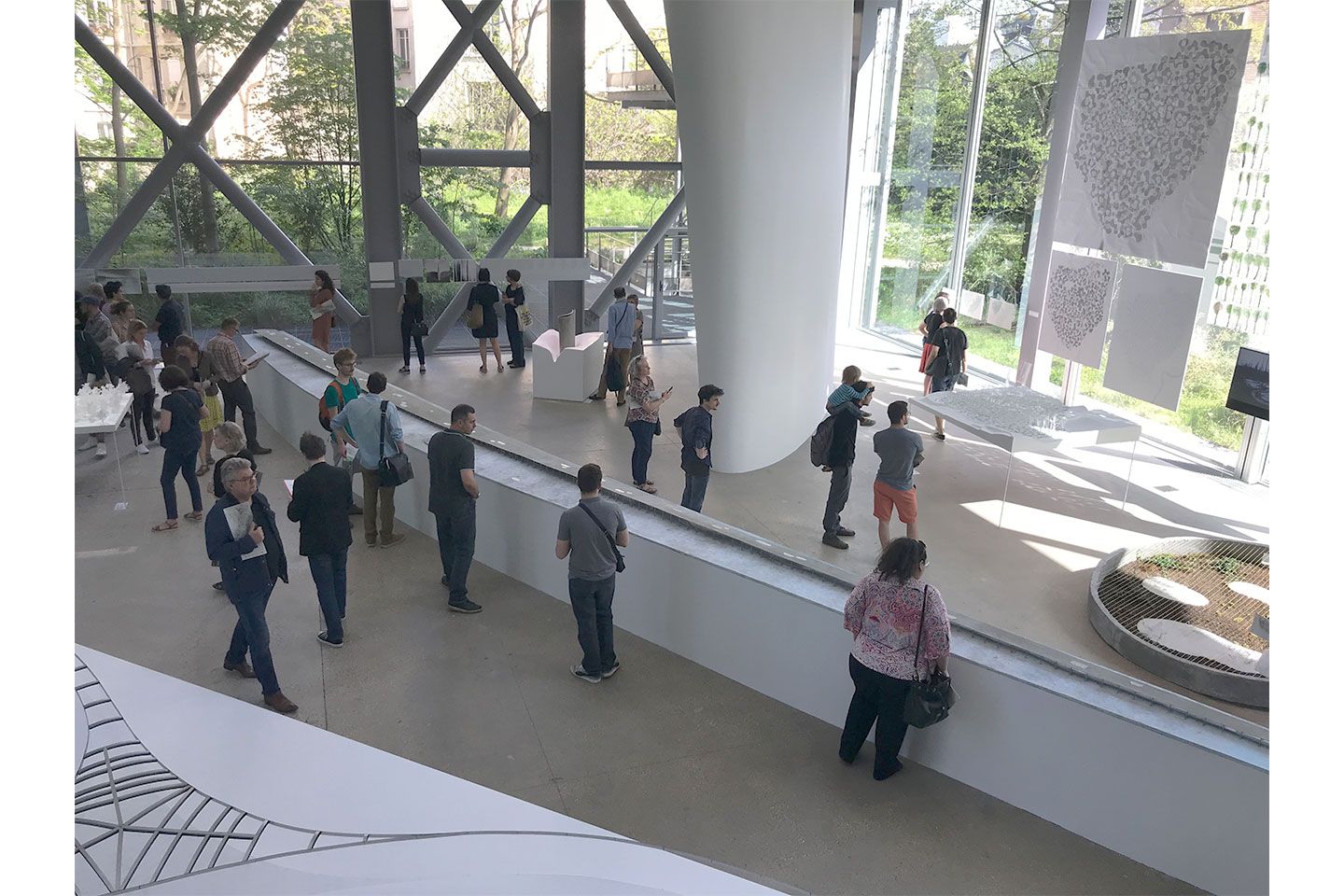 会場を上から見下ろして。奥の白い壁は現在中国で建築中の教会の模型です。