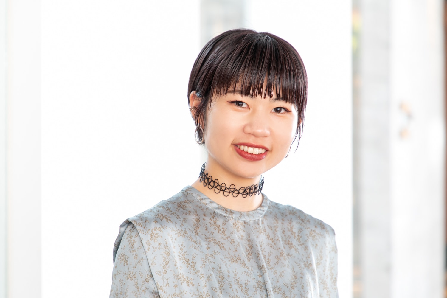 kakimoto arms 新宿店 カラーリスト・赤松初美さん。2週間に1回は映画を観に行くという赤松さん。「日々のリフレッシュとして行っていますが、サロンワーク中の話題にもなっています。おすすめの映画があったら、ぜひ教えてください!」Instagramアカウント@ahatsumi1114