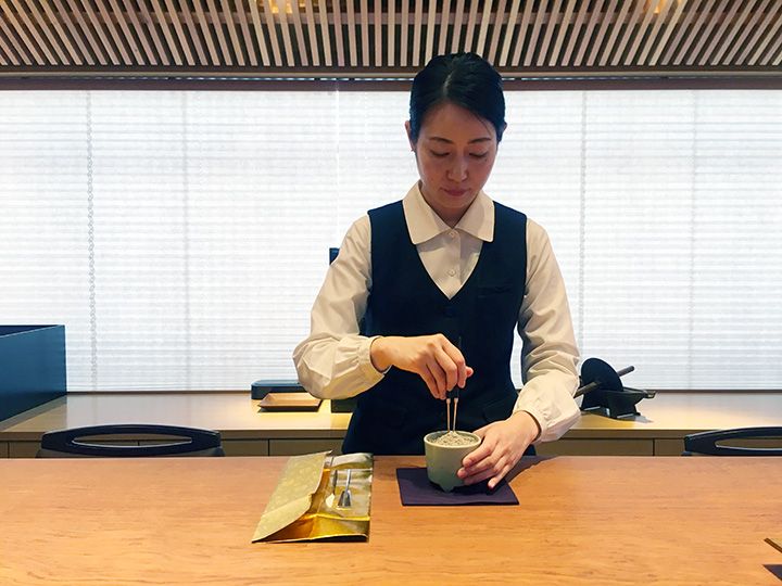 聞香をするには、炭に火を熾し、香炉の灰を整えるなどの支度が必要