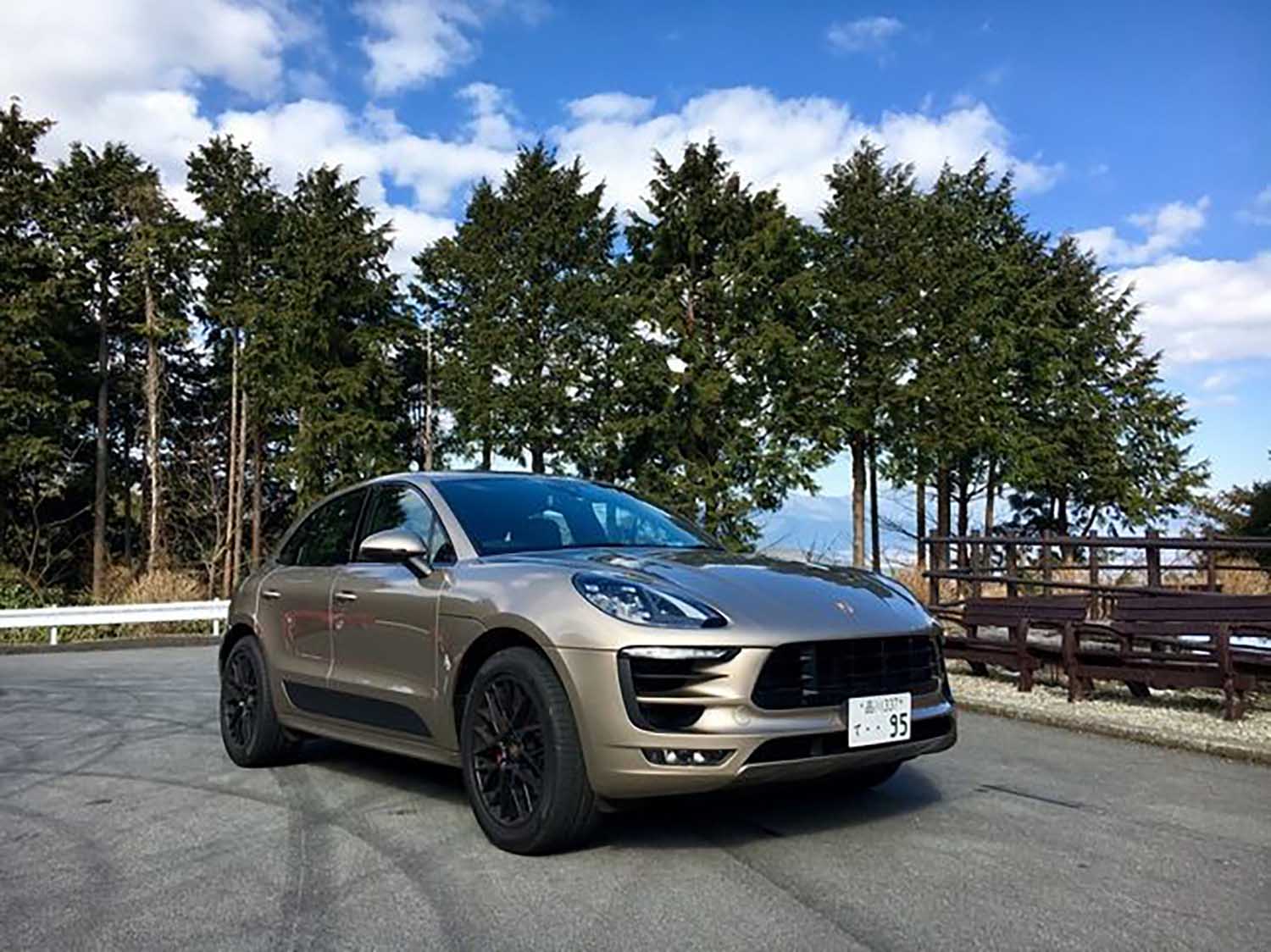 走り出しからわかるスポーツカーの特性をSUVで感じる