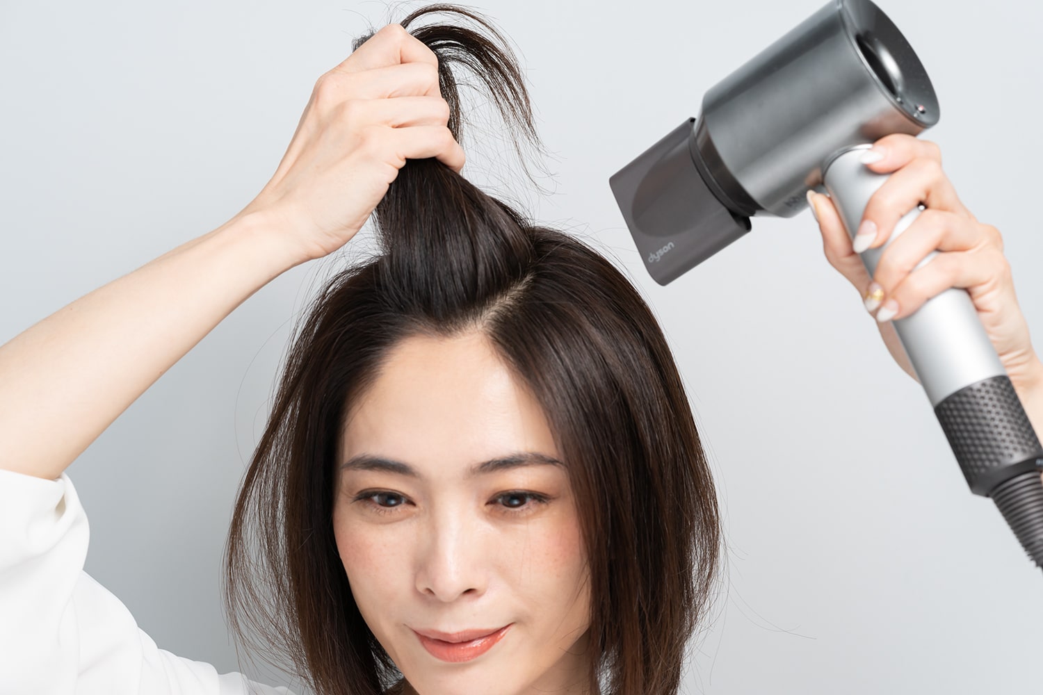 ドライヤーは、髪の根元部分にあてるのがポイント。