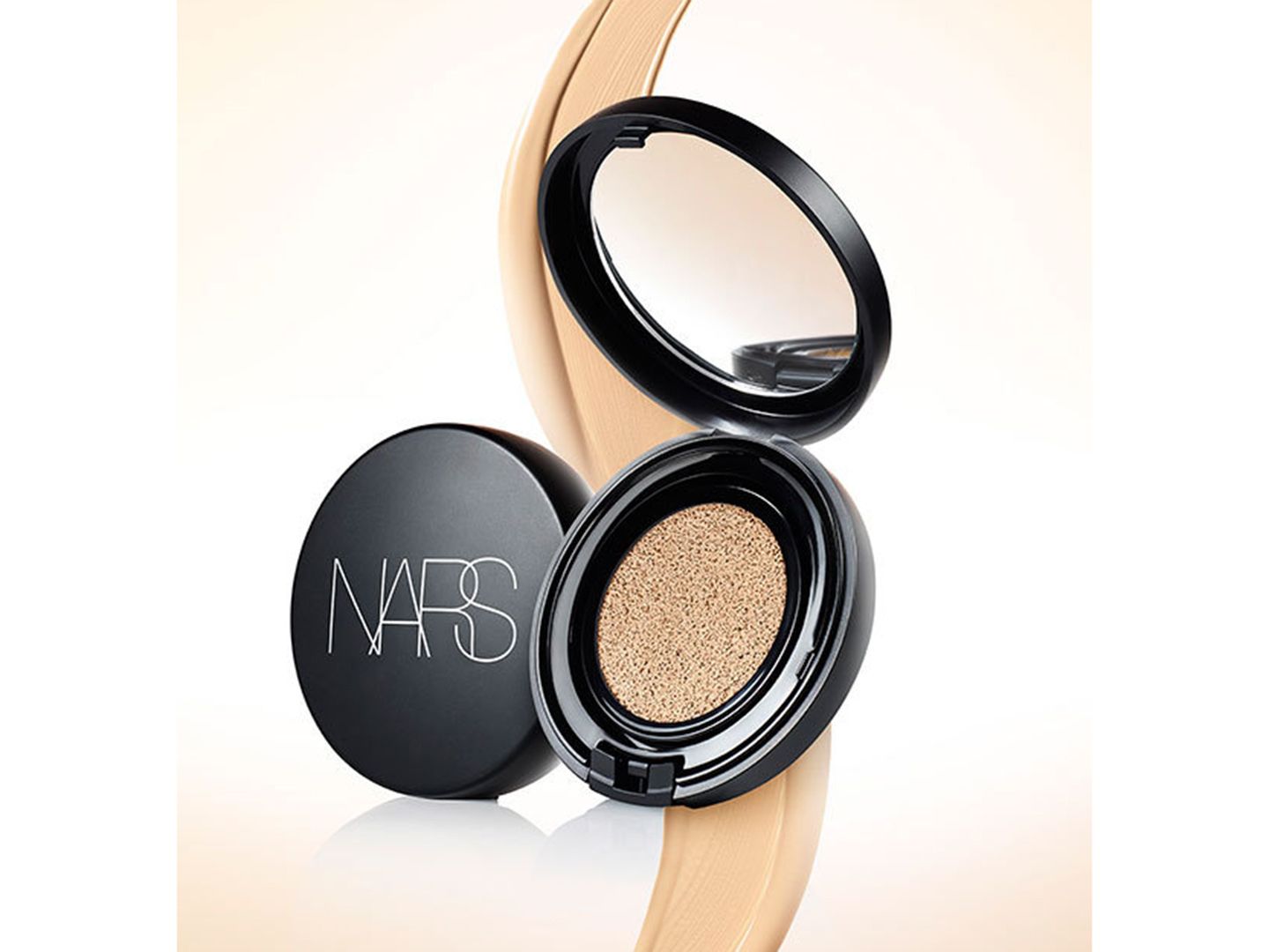 NARS アクアティックグロー クッションコンパクト SPF23/PA++ 全6色 ¥6,300(税抜セット価格・9月15日発売)