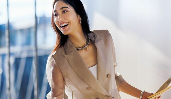 3/31 Tue｜陽光に透ける「マックスマーラ」のベージュジャケットが、春のオンスタイルを瑞々しく更新【365日コーディネート】