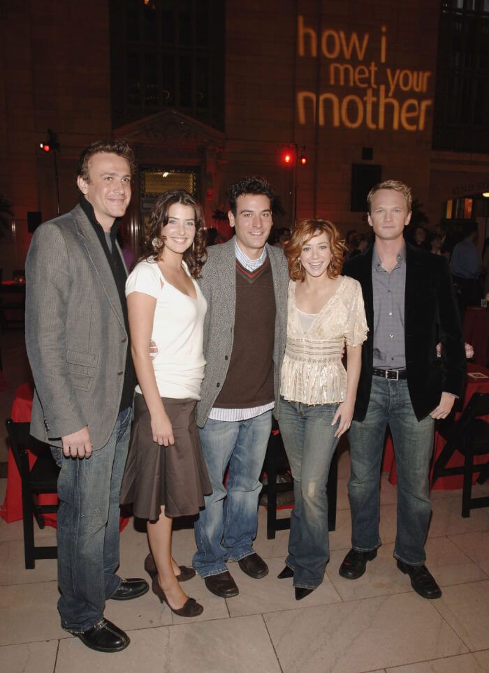 2005年9月 イベント。左から、ジェイソン・シーゲル、コビー・スマルダーズ、ジョシュ・ラドナー、アリソン・ハニガン、ニール・パトリック・ハリス。