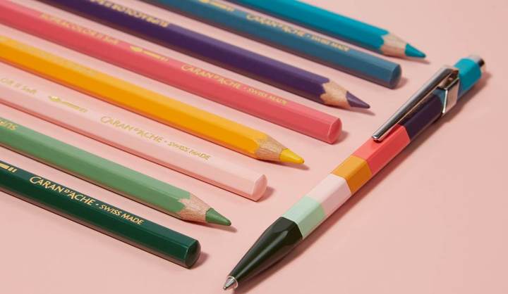 カラフルなボールペン＆色鉛筆が、スイスの筆記具・画材ブランド「カランダッシュ」と「ポール・スミス」のコラボで誕生！ | Precious.jp