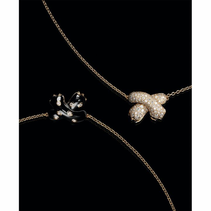 左から ネックレス「Ombre Feline（オンブル フェリーヌ）」￥356,000［イエローゴールド×ブラックラッカー×ダイヤモンド］・ネックレス「Ombre Feline（オンブル フェリーヌ）」￥1,044,000［イエローゴールド×ダイヤモンド］（税抜）