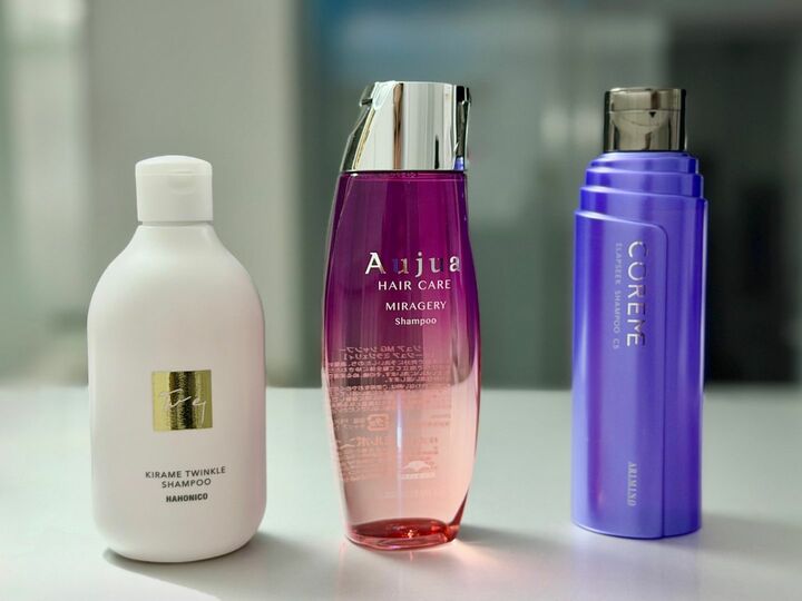 左／ハホニコ キラメトゥインクル シャンプー 300ml ￥2,420　中／ミルボン オージュア ミラジェリィ シャンプー 250ml ￥5,500（４月11日発売）　右／アリミノ コアミー エラプシーク シャンプー CS α 250ml ￥4,400（5月12日発売）