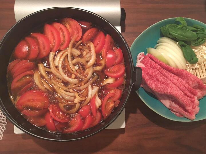 材料をのせているのは陶芸家・青木浩二さんの青い器