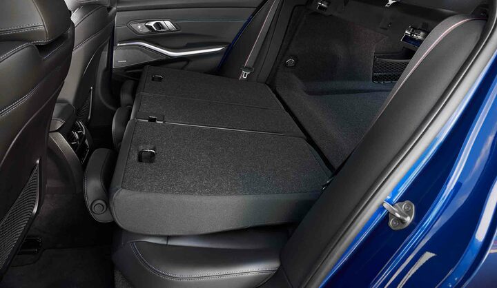 後席空間は広くなっているうえ、バックレストを倒すと長尺物も搭載できる。