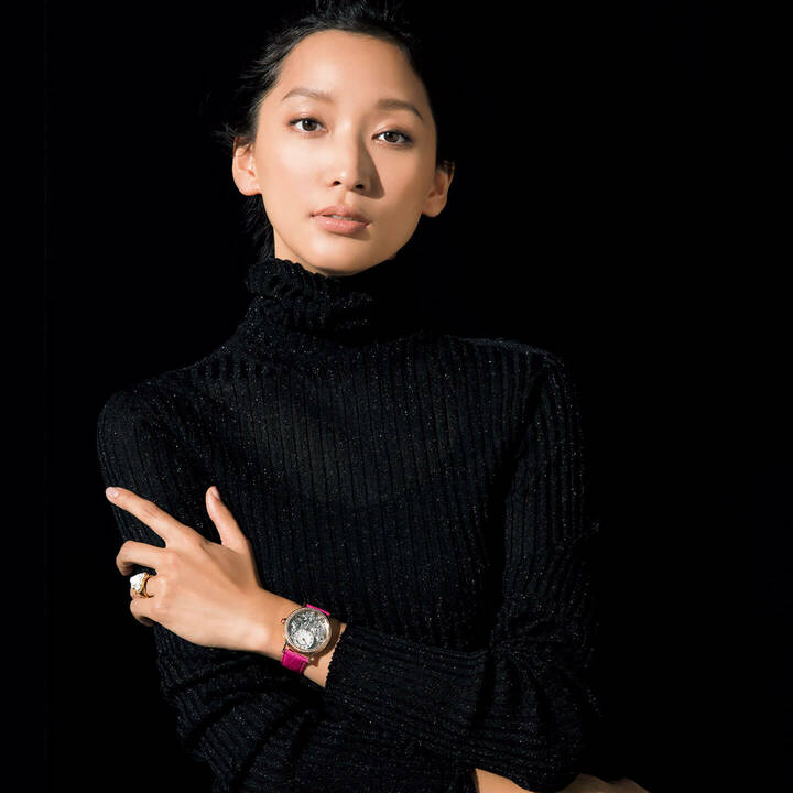 時計『トラディション レディ 7038』￥4,130,000［ローズゴールド×ダイヤモンド ケース径37㎜ アリゲーターストラップ 自動巻き］・別注ストラップ￥65,700・リング『王妃のバラ』￥1,070,000［イエローゴールド×カメオ×ダイヤモンド］（ブレゲ ブティック銀座） ニット￥36,000（アノア〈リビアナ・コンティ〉）