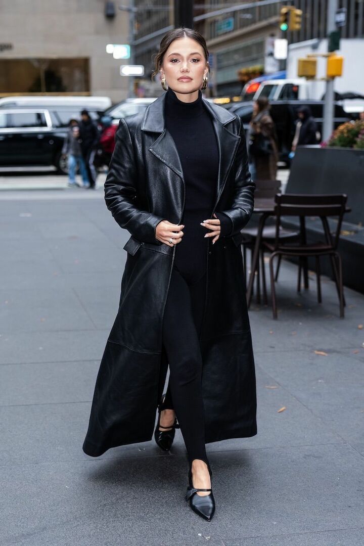 光沢感のあるコートを迎え、黒のなかに奥行きをプラス。