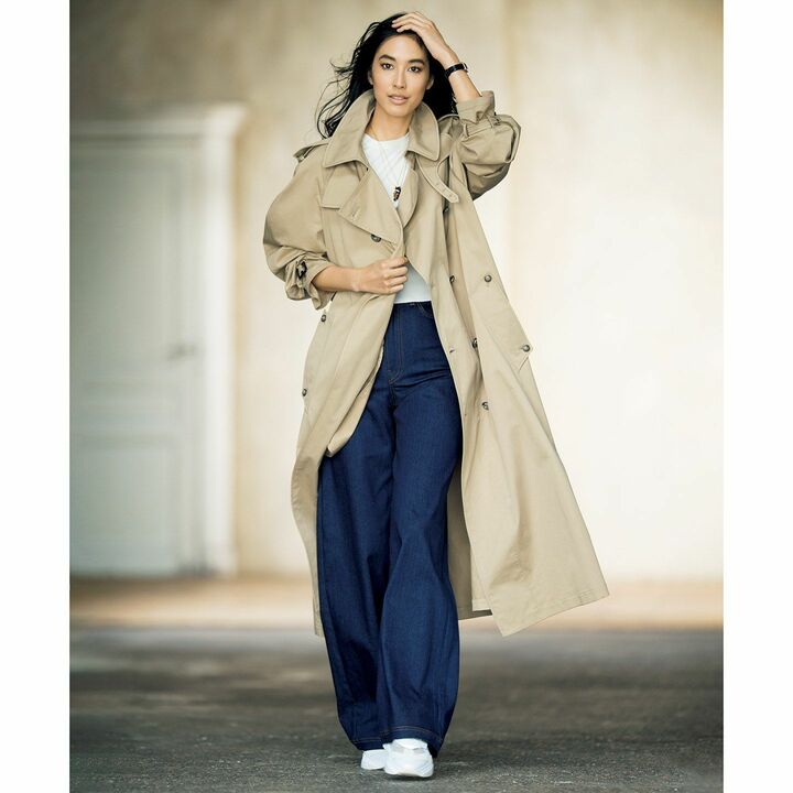 コート￥360,000・プルオーバー￥87,000・パンツ￥99,000・時計￥1,250,000・ネックレス［クロス］￥275,000・［コイン］￥250,000・スニーカー￥99,000／予定価格（ドルチェ＆ガッバーナ ジャパン）　［Precious2020年4月号143ページ］