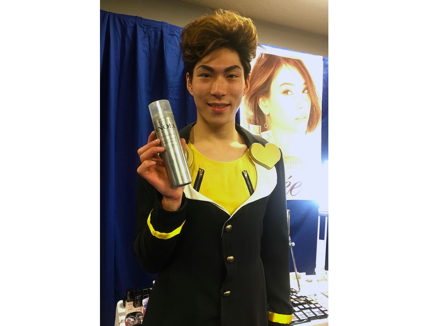 スプレーを手に持つ田中刑事選手