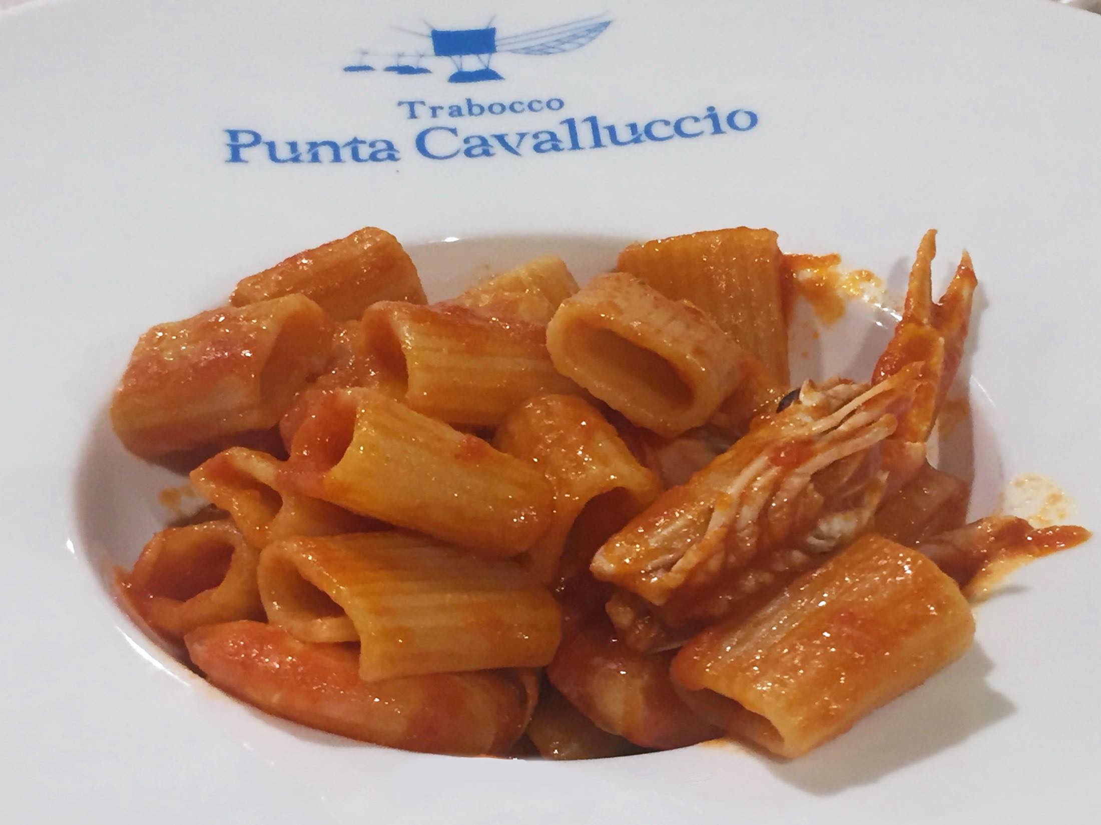 エビの出汁がきいたピリ辛トマトソースのパスタ「ブザーラ」。アドリア海沿岸部でよく食べられる。