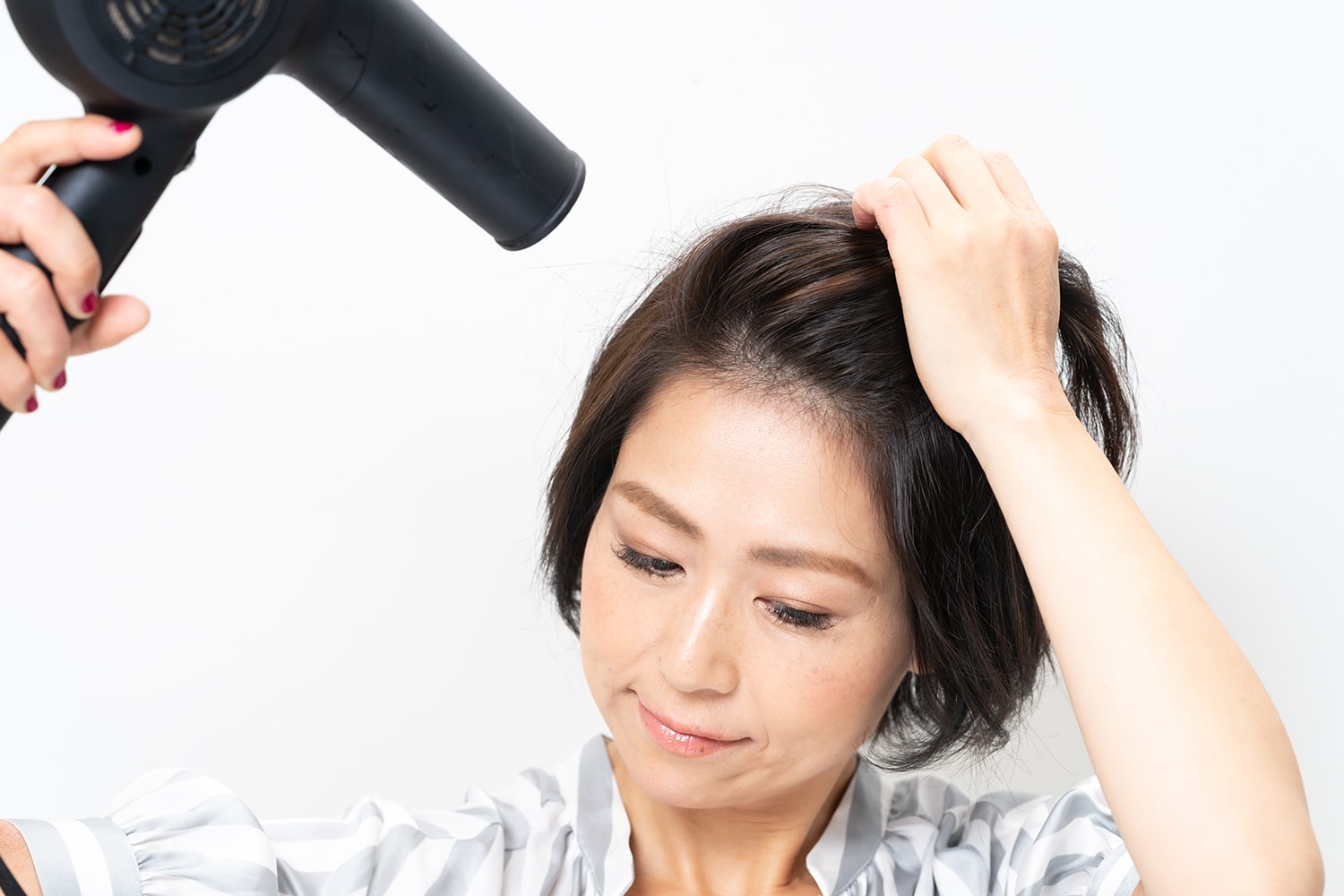 根元にドライヤーの熱を当てるのが正解。
