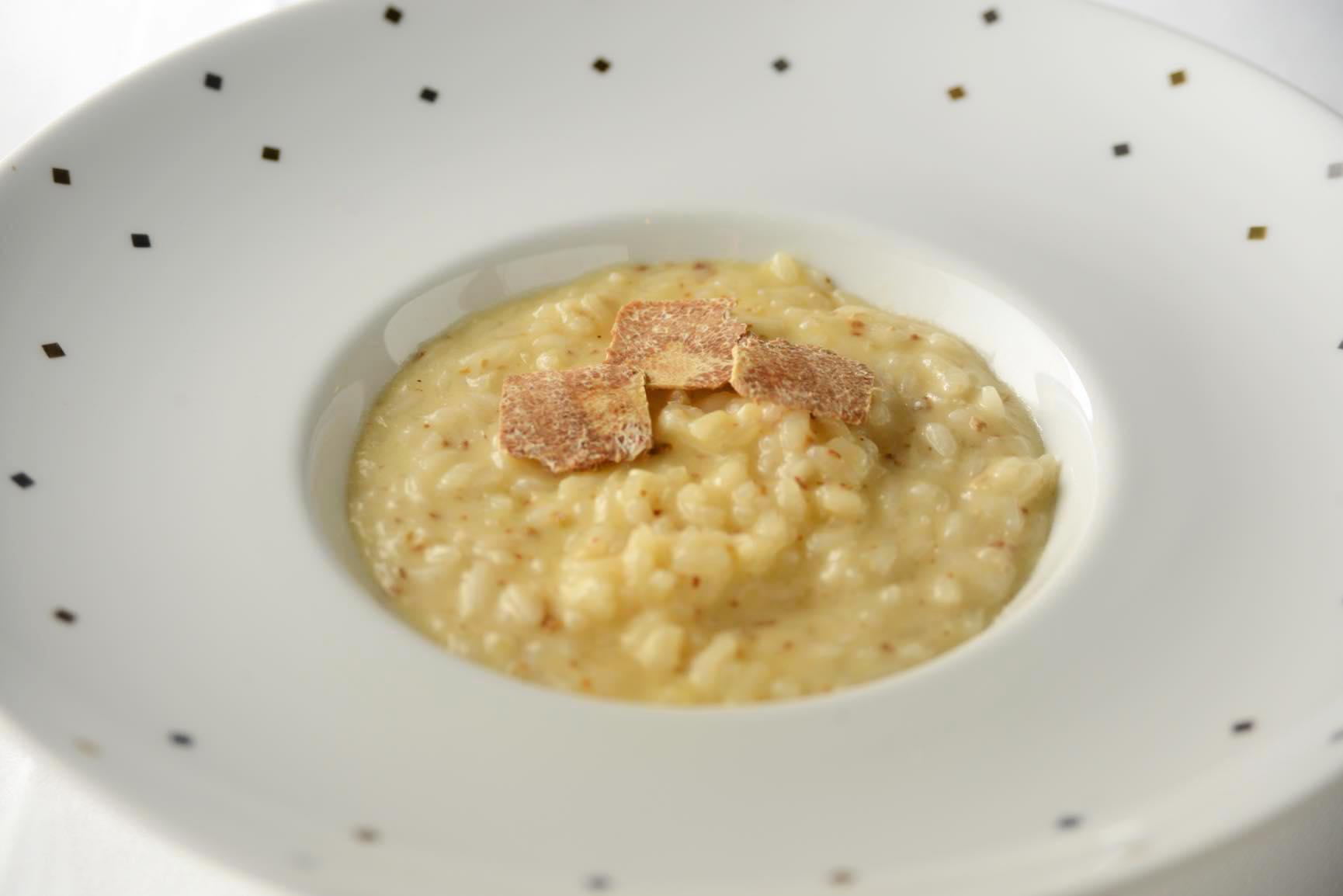 デュカス流の「白トリュフのリゾット」。リゾットとは米と最低限の食材で作るミニマルなイタリア料理の代表だが、デュカスのコンセプトはそのミニマルさにある。