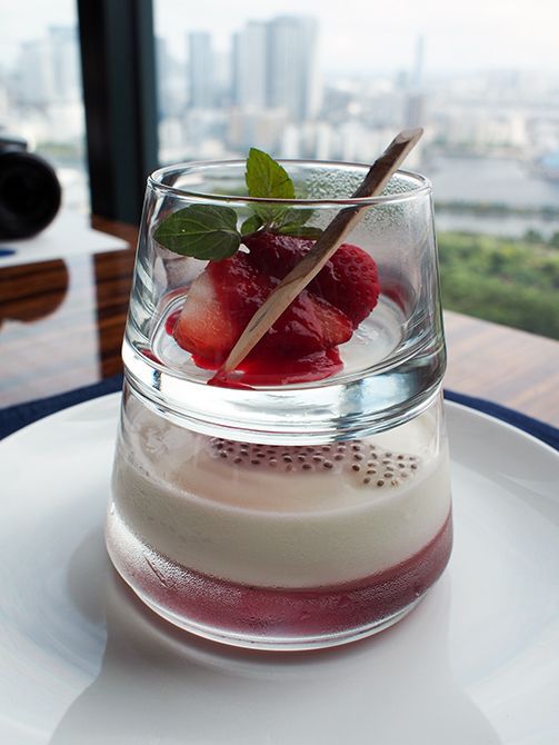 コンラッド東京・チャイナブルー、KUSUMI TEAとコラボした「美麗(びれい)ランチメニューのデザート