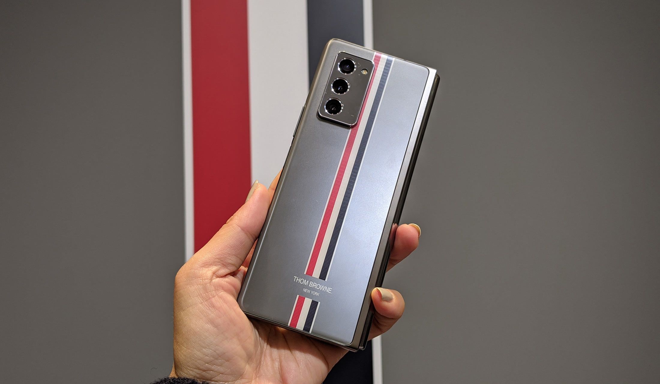 Galaxyと「トム ブラウン（Thom Browne）」のコラボしたスマートフォン「Galaxy Z Fold2 Thom Browne Edition」