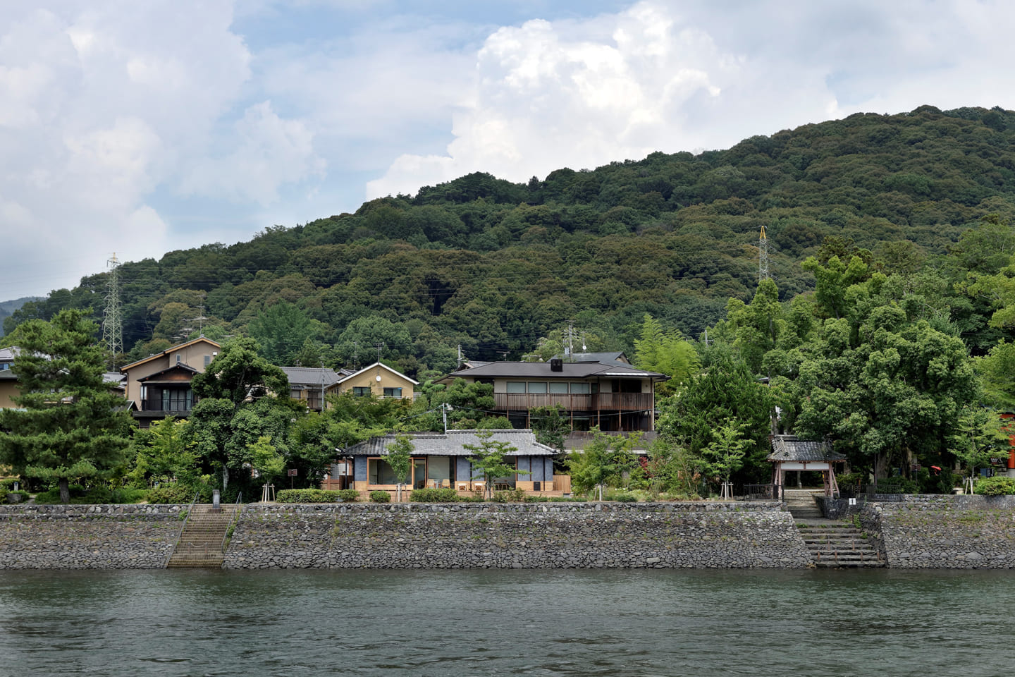 宇治川のほとりに約400年続く窯元「朝日焼」