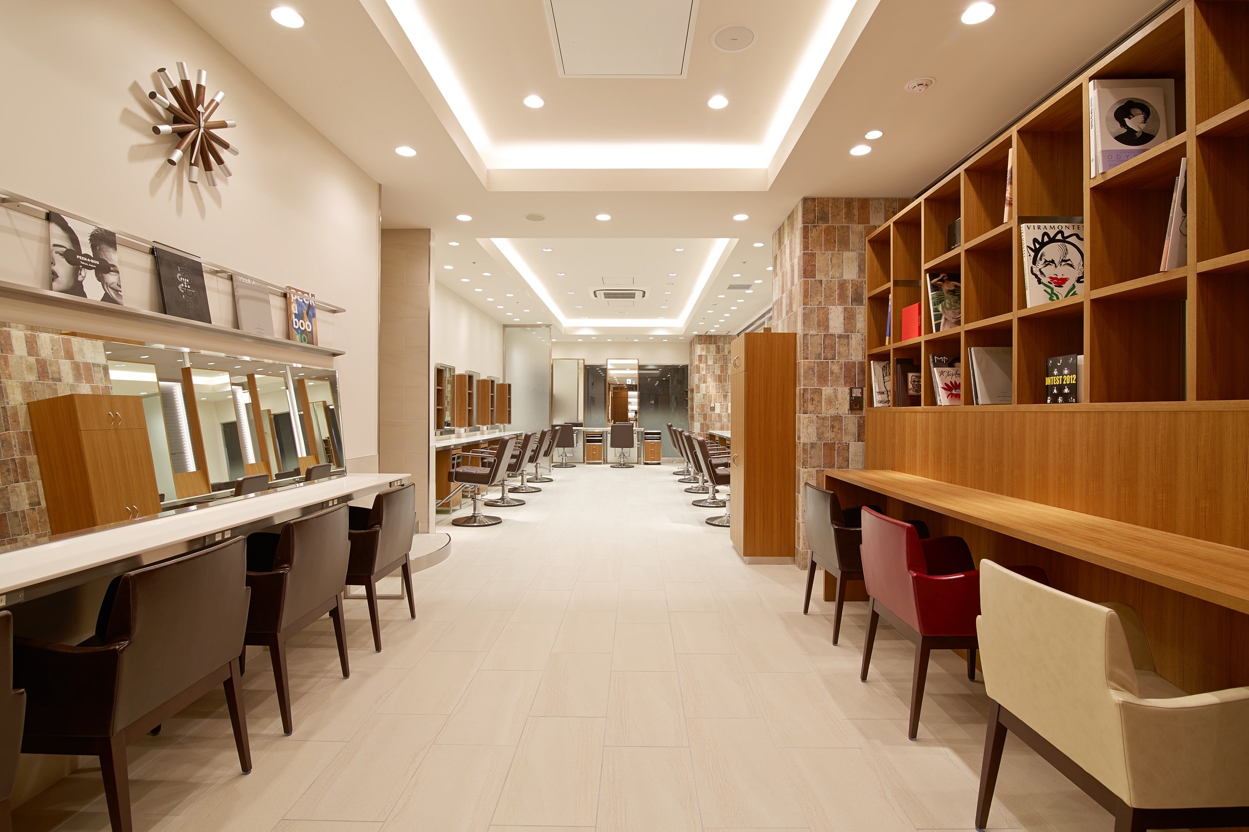 AVEDAとコラボした店舗。確かな技術と自然は由来の製品で、オリジナリティのある健康的な髪へとトータルデザインしてくれる。
