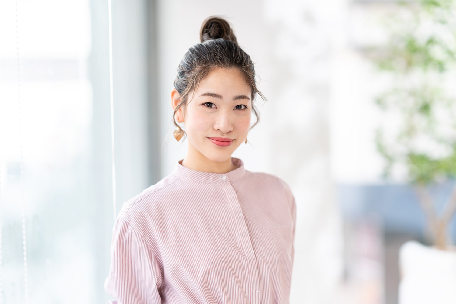 kakimoto arms 新宿店・カラースペシャリスト 伊藤もえさん。休日に必ず向かう場所があるとか。「小鳥カフェで癒されています。指に留まってくれる小鳥もいて、時間が経つのも忘れます」