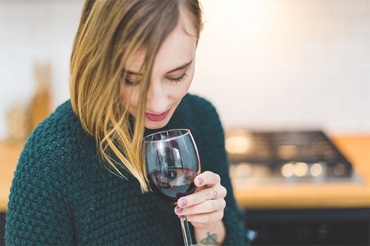 ワインでの乾杯やグラスの持ち方など、どうしたらいい?「ワインのマナー」をテストで診断!