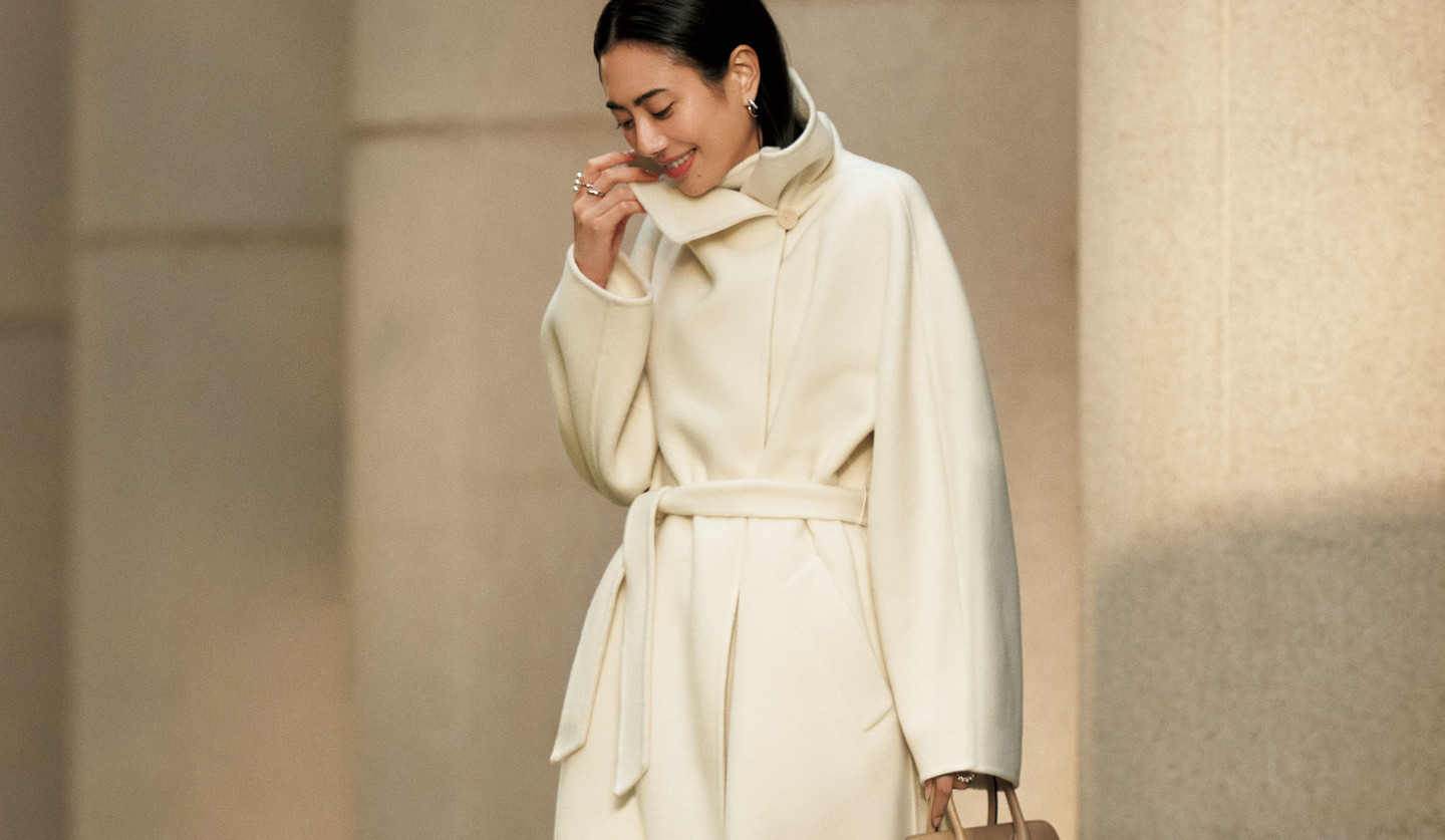 「マックスマーラ」のラップコートを着用したモデルの土屋巴瑞季さん