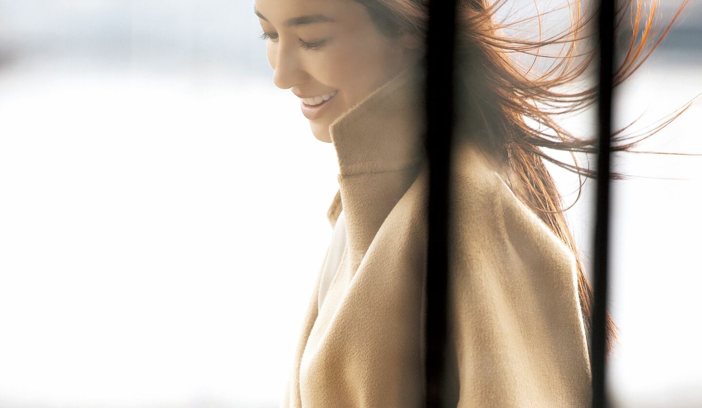 「マックマーラ」のラップコートを着用したモデル