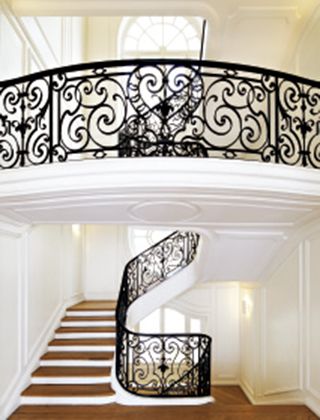 大階段が美しいアトリエの内観