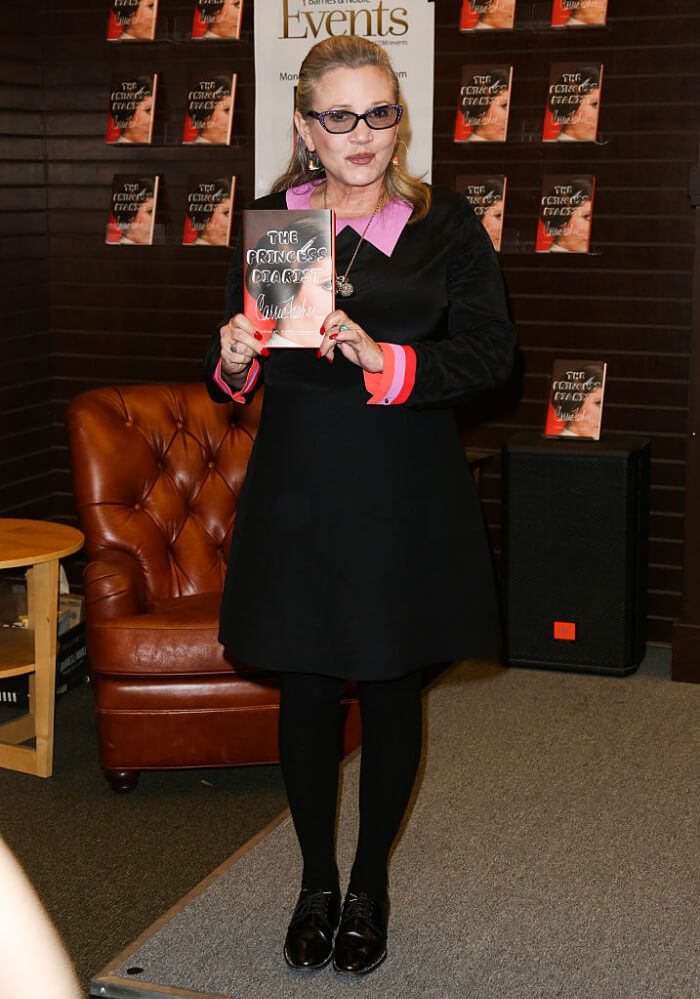 2016年11月28日、ロサンゼルスの書店「バーンズ・アンド・ノーブル」で行われた自伝『The Princess Diarist』のサイン会。