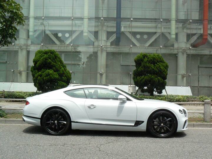 ゆとりのあるサイズでクーペの美しさを表現した「コンチネンタルGT」。男性のみならず、女性がハンドルを握っても決まるのは、全身から発する品格のなせるところ。