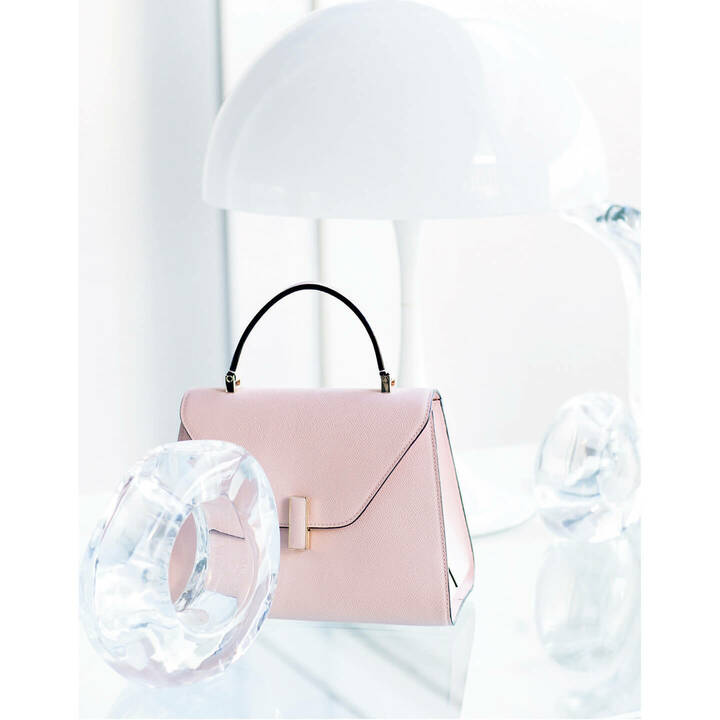 バッグ「イジィデ」［縦20×横26×マチ12cm］￥375,000（ヴァレクストラ・ジャパン）、ランプ「パンテラテーブル」￥78,000（Louis Poulsen）　[Precious2019年3月号72ページ] 