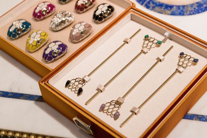 ジュエリーやウォッチコレクションとまったく同じワックス技術、エナメル加工が手作業で施されたスネークヘッドのクロージャー。目の部分は写真手前のツールによってシュミレーションすることができます。 PHOTO : Setsuo Sugiyama