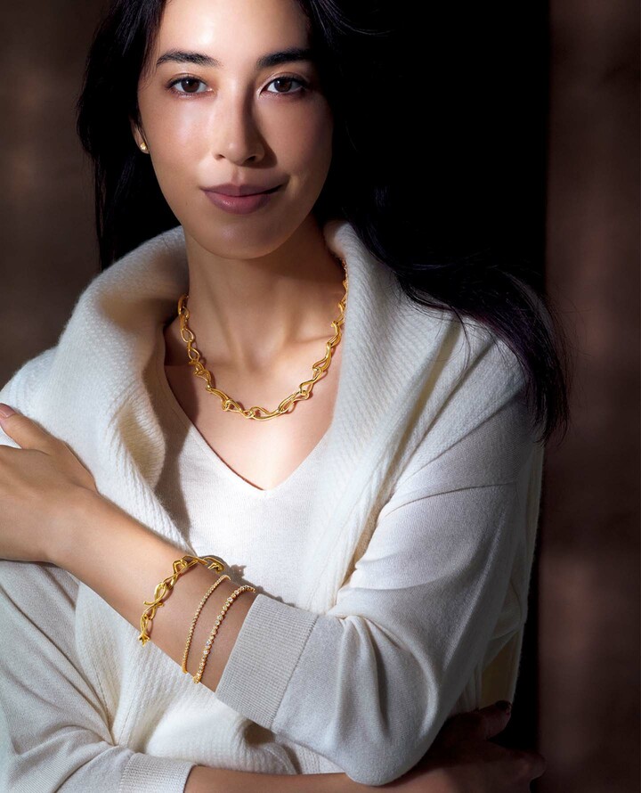 「ジョージ ジェンセン」のジュエリーを着用したモデルの立野リカさん